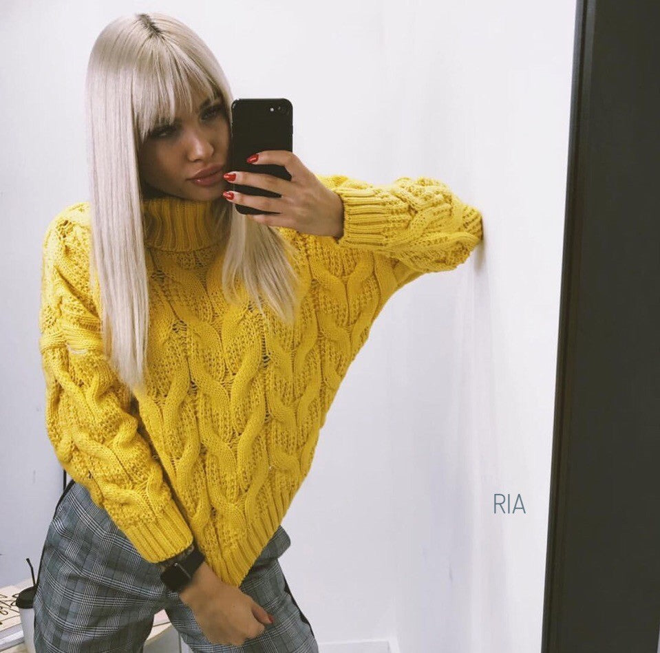 Damer grovt stickad tröja med hög krage och detaljerad flätdesign Mirla-Eva Jonsson