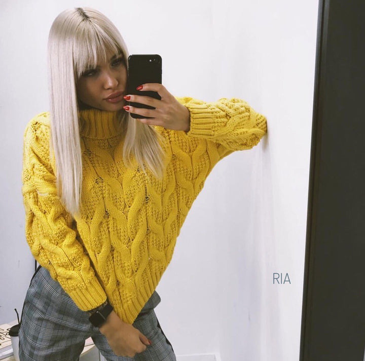 Damer grovt stickad tröja med hög krage och detaljerad flätdesign Mirla-Eva Jonsson