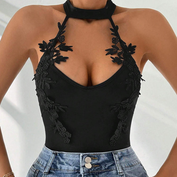 Damer halterneck bodysuit med blommig spetsdetaljer och djup V-hals Mirla-Eva Jonsson