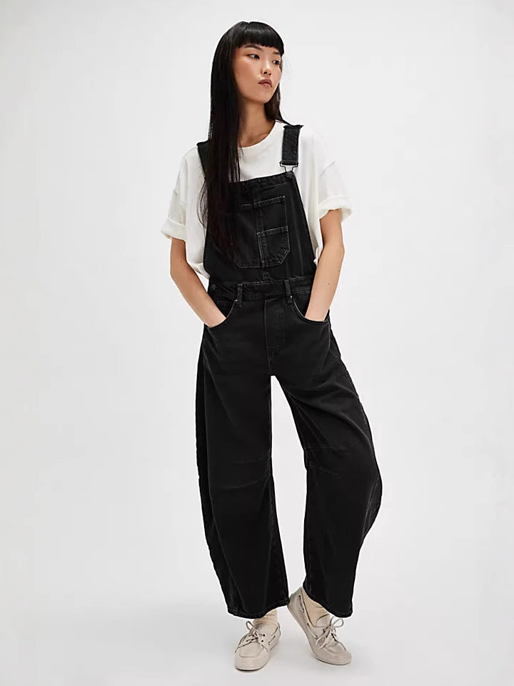 Damer hängselbyxor i en avslappnad oversized-stil med praktiska fickor och trendiga accenter Mirla-Eva Jonsson
