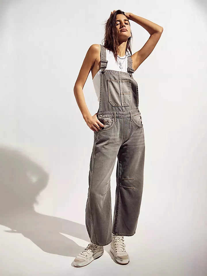 Damer hängselbyxor i en avslappnad oversized-stil med praktiska fickor och trendiga accenter Mirla-Eva Jonsson