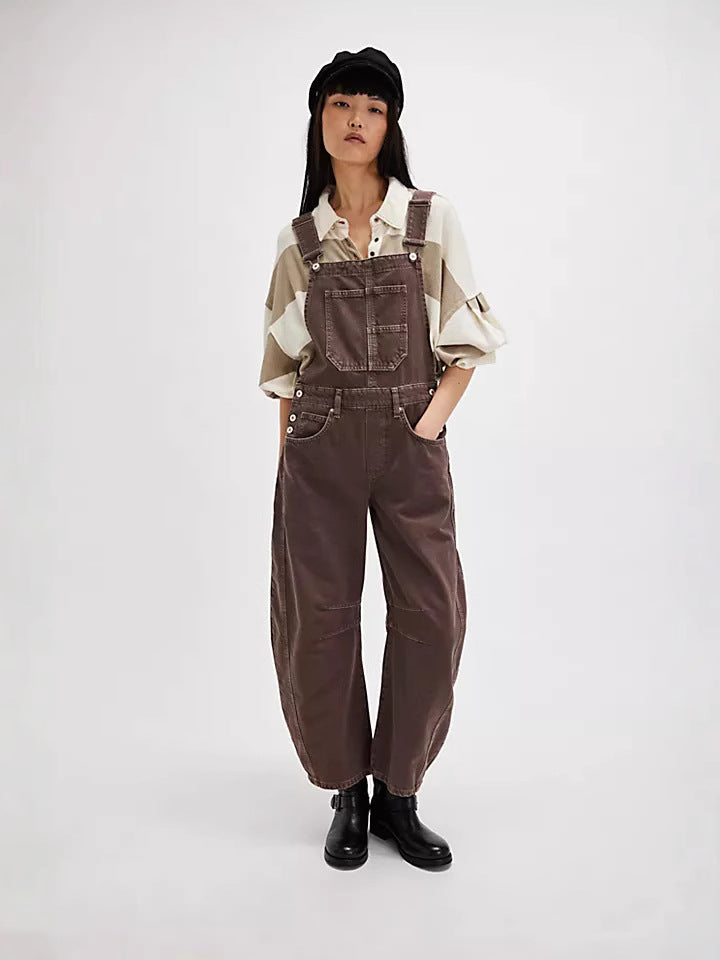 Damer hängselbyxor i en avslappnad oversized-stil med praktiska fickor och trendiga accenter Mirla-Eva Jonsson