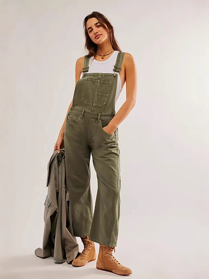 Damer hängselbyxor i en avslappnad oversized-stil med praktiska fickor och trendiga accenter Mirla-Eva Jonsson
