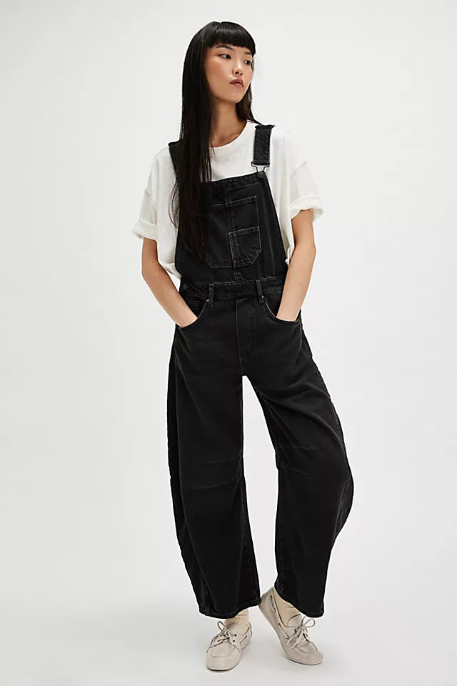 Damer hängselbyxor i en avslappnad oversized-stil med praktiska fickor och trendiga accenter Mirla-Eva Jonsson