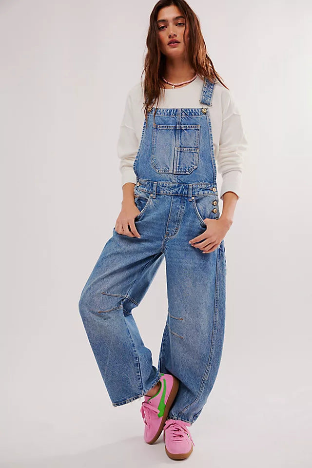 Damer hängselbyxor i en avslappnad oversized-stil med praktiska fickor och trendiga accenter Mirla-Eva Jonsson