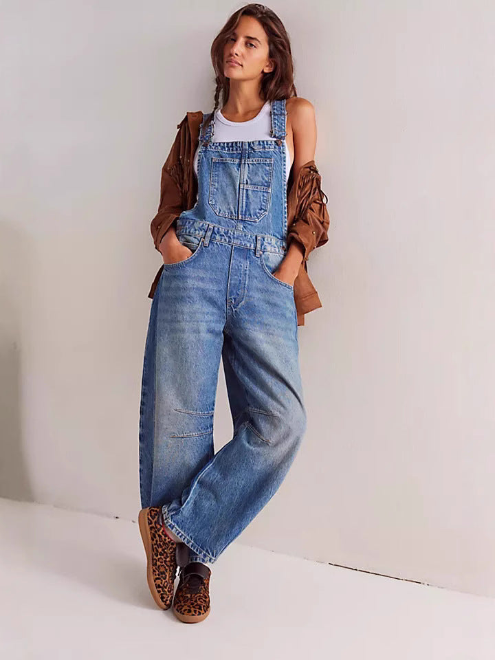 Damer hängselbyxor i en avslappnad oversized-stil med praktiska fickor och trendiga accenter Mirla-Eva Jonsson