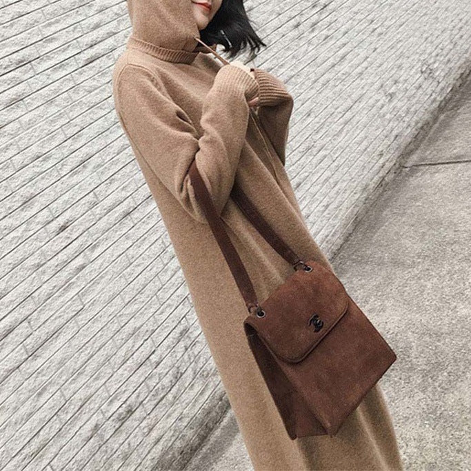 Damer hoodie klänning i mjukt stickat material med påsydda fickor Mirla-Eva Jonsson