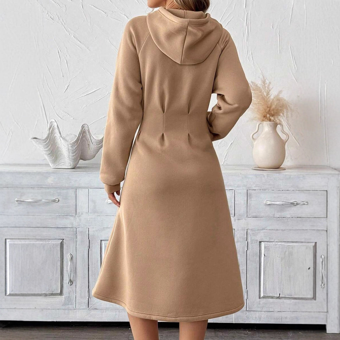 Damer hoodie klänning med elegant plisserad struktur och praktisk fickdesign Mirla-Eva Jonsson