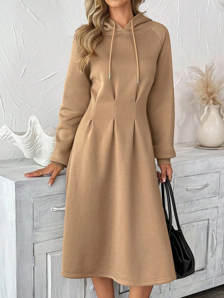 Damer hoodie klänning med elegant plisserad struktur och praktisk fickdesign Mirla-Eva Jonsson