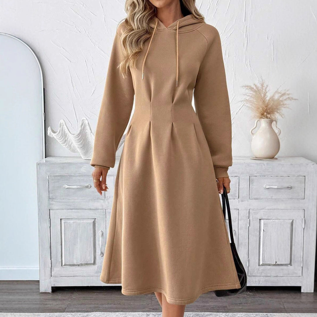 Damer hoodie klänning med elegant plisserad struktur och praktisk fickdesign Mirla-Eva Jonsson