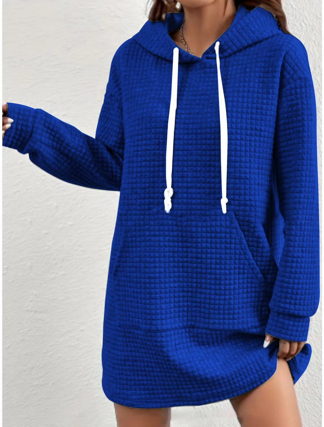 Damer hoodie-klänning med praktisk känguruficka och modernt stickat mönster Mirla-Eva Jonsson
