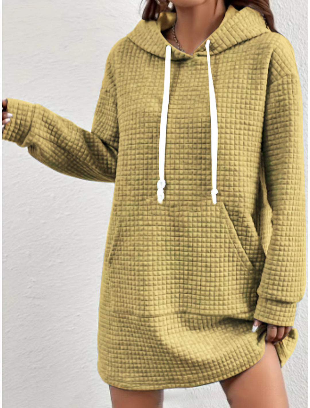 Damer hoodie-klänning med praktisk känguruficka och modernt stickat mönster Mirla-Eva Jonsson