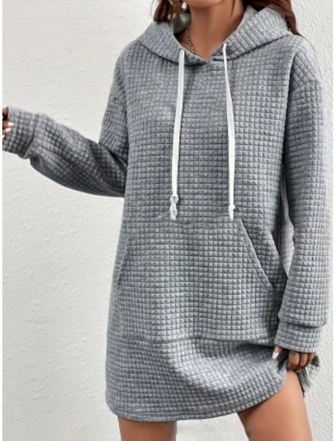 Damer hoodie-klänning med praktisk känguruficka och modernt stickat mönster Mirla-Eva Jonsson