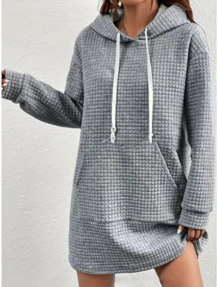 Damer hoodie-klänning med praktisk känguruficka och modernt stickat mönster Mirla-Eva Jonsson