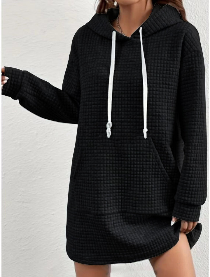 Damer hoodie-klänning med praktisk känguruficka och modernt stickat mönster Mirla-Eva Jonsson