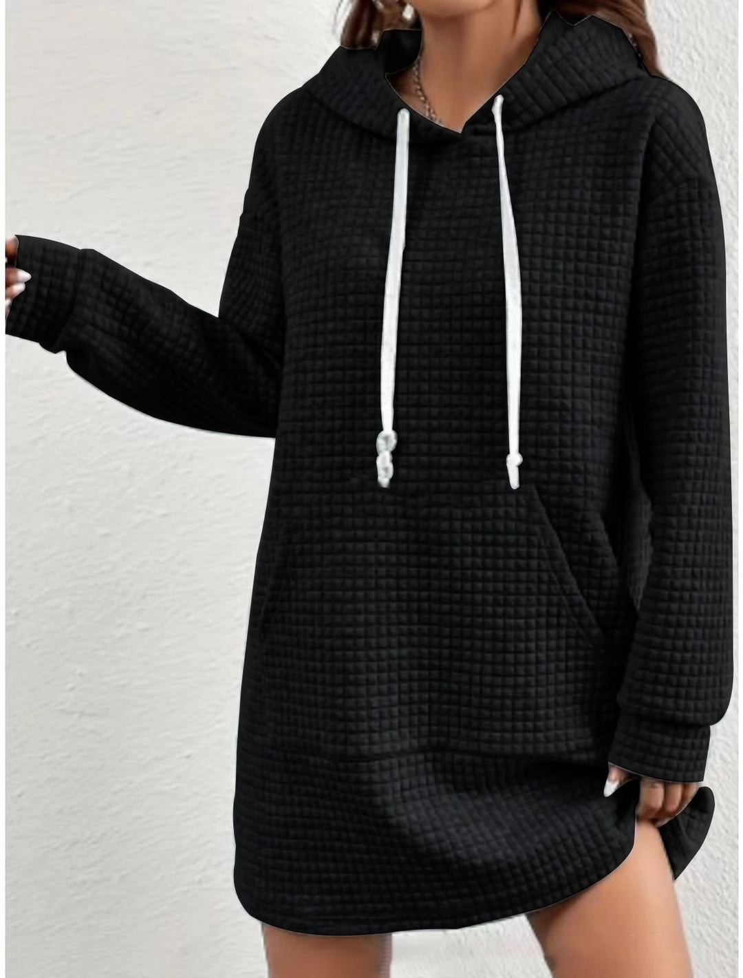 Damer hoodie-klänning med praktisk känguruficka och modernt stickat mönster Mirla-Eva Jonsson