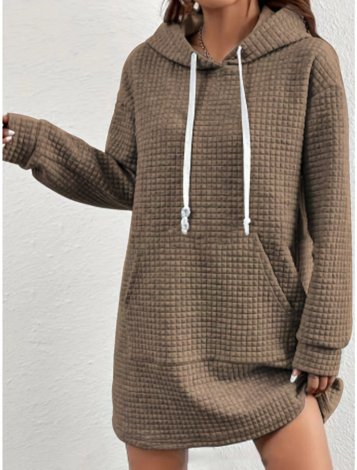 Damer hoodie-klänning med praktisk känguruficka och modernt stickat mönster Mirla-Eva Jonsson