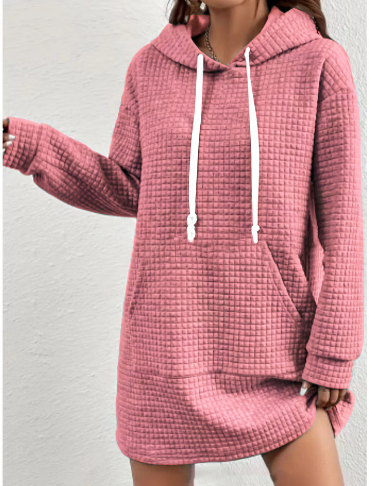 Damer hoodie-klänning med praktisk känguruficka och modernt stickat mönster Mirla-Eva Jonsson