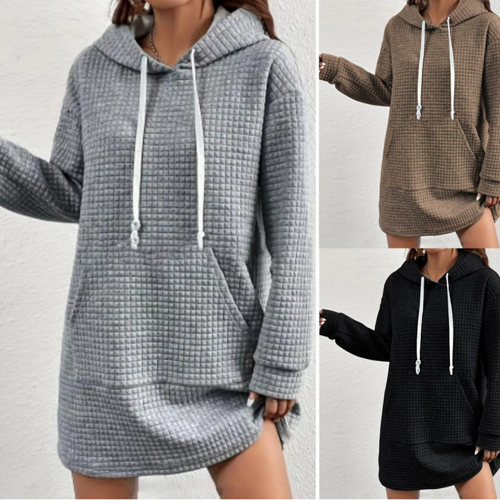 Damer hoodie-klänning med praktisk känguruficka och modernt stickat mönster Mirla-Eva Jonsson
