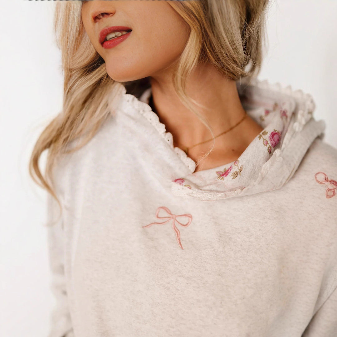 Damer hoodie med lekfull spetskant och blommigt foder Eva Jonsson-Eva Jonsson