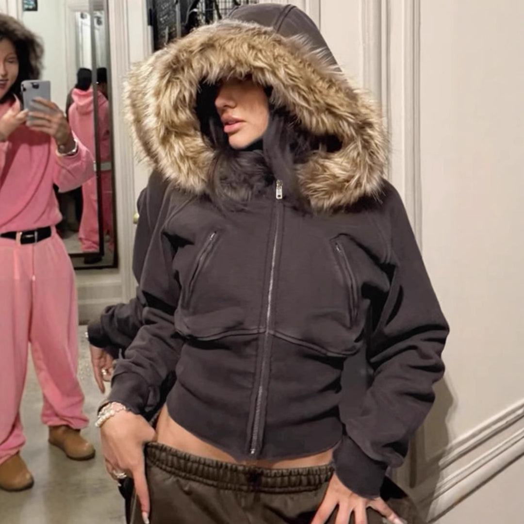Damer hoodiejacka med avtagbar fuskpäls och figurnära passform Mirla-Eva Jonsson