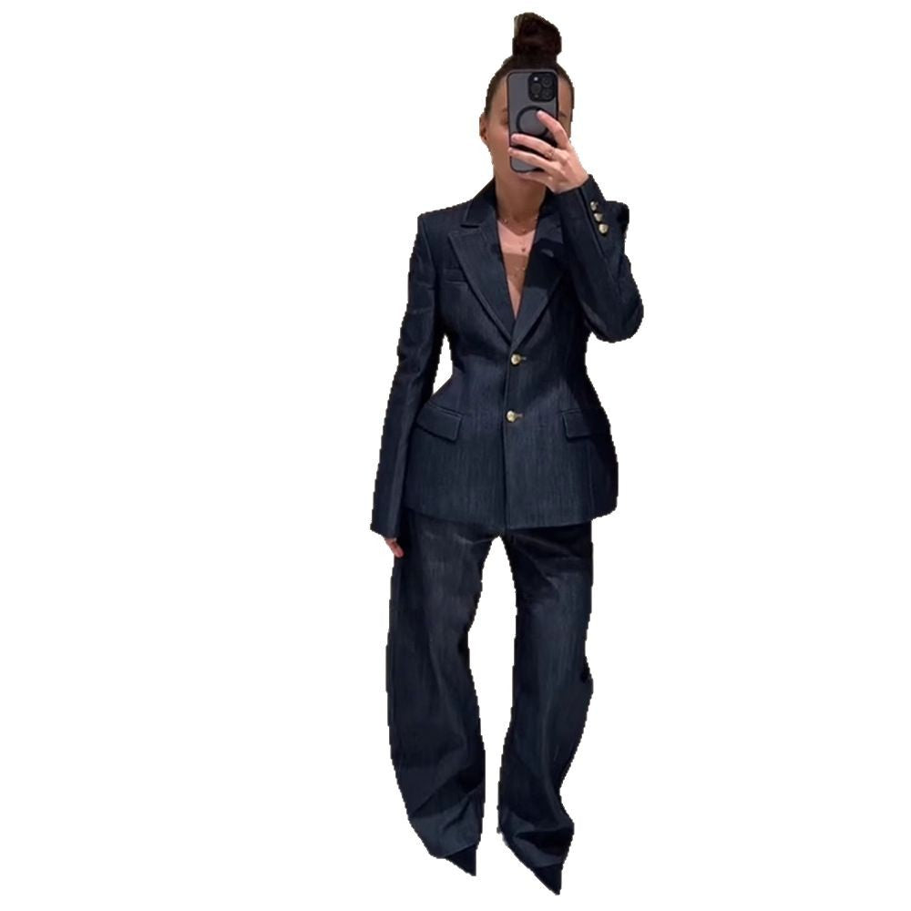 Damer jeansblazer i modern stil med figursydd passform och praktiska fickor Mirla-Eva Jonsson