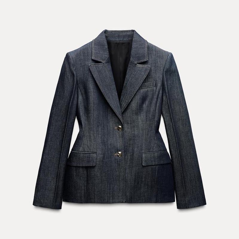 Damer jeansblazer i modern stil med figursydd passform och praktiska fickor Mirla-Eva Jonsson
