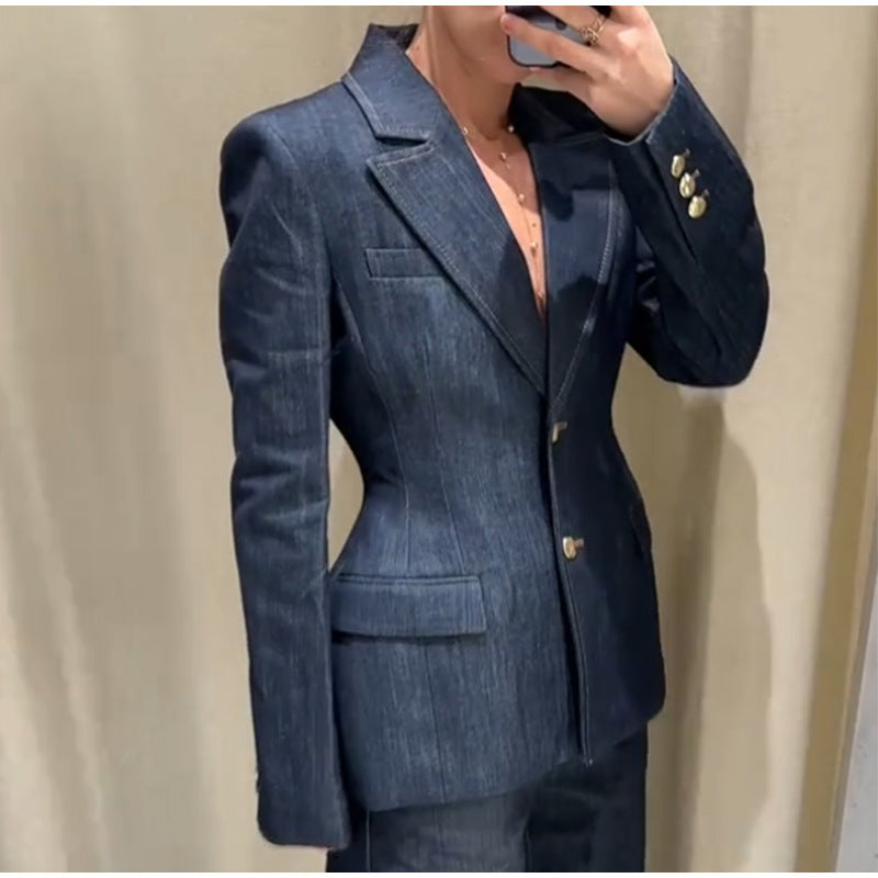Damer jeansblazer i modern stil med figursydd passform och praktiska fickor Mirla-Eva Jonsson