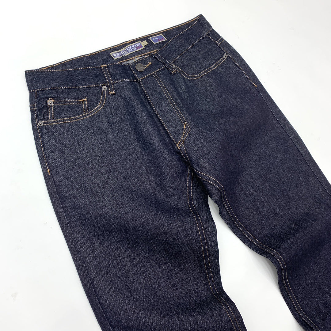 Damer jeansbyxor i modern passform med robusta sömmar och en tidlös look Mirla-Eva Jonsson