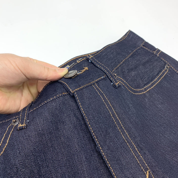 Damer jeansbyxor i modern passform med robusta sömmar och en tidlös look Mirla-Eva Jonsson