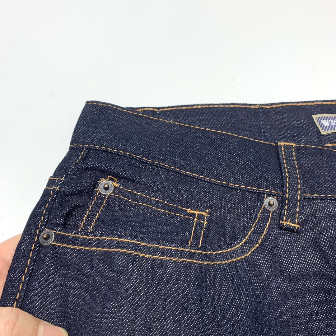 Damer jeansbyxor i modern passform med robusta sömmar och en tidlös look Mirla-Eva Jonsson