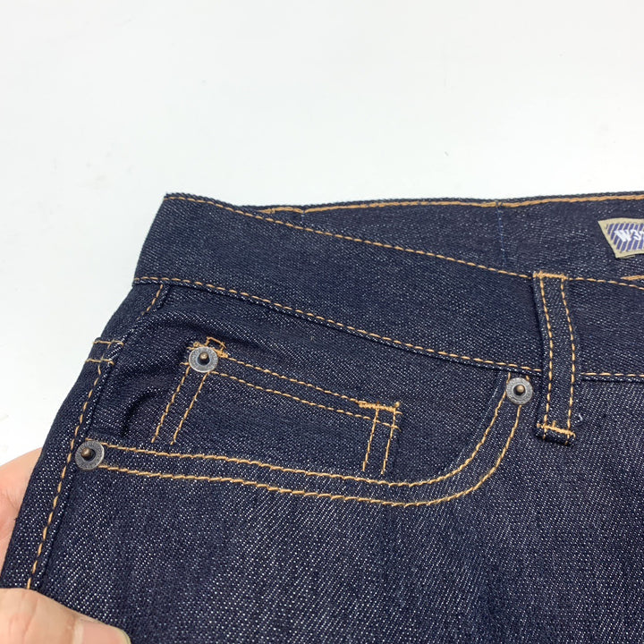 Damer jeansbyxor i modern passform med robusta sömmar och en tidlös look Mirla-Eva Jonsson