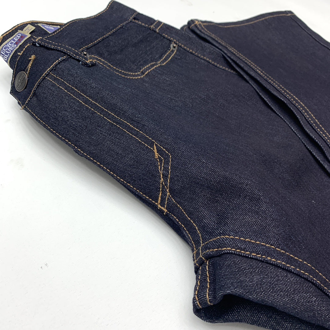 Damer jeansbyxor i modern passform med robusta sömmar och en tidlös look Mirla-Eva Jonsson