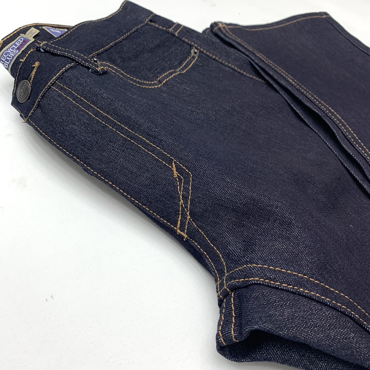 Damer jeansbyxor i modern passform med robusta sömmar och en tidlös look Mirla-Eva Jonsson