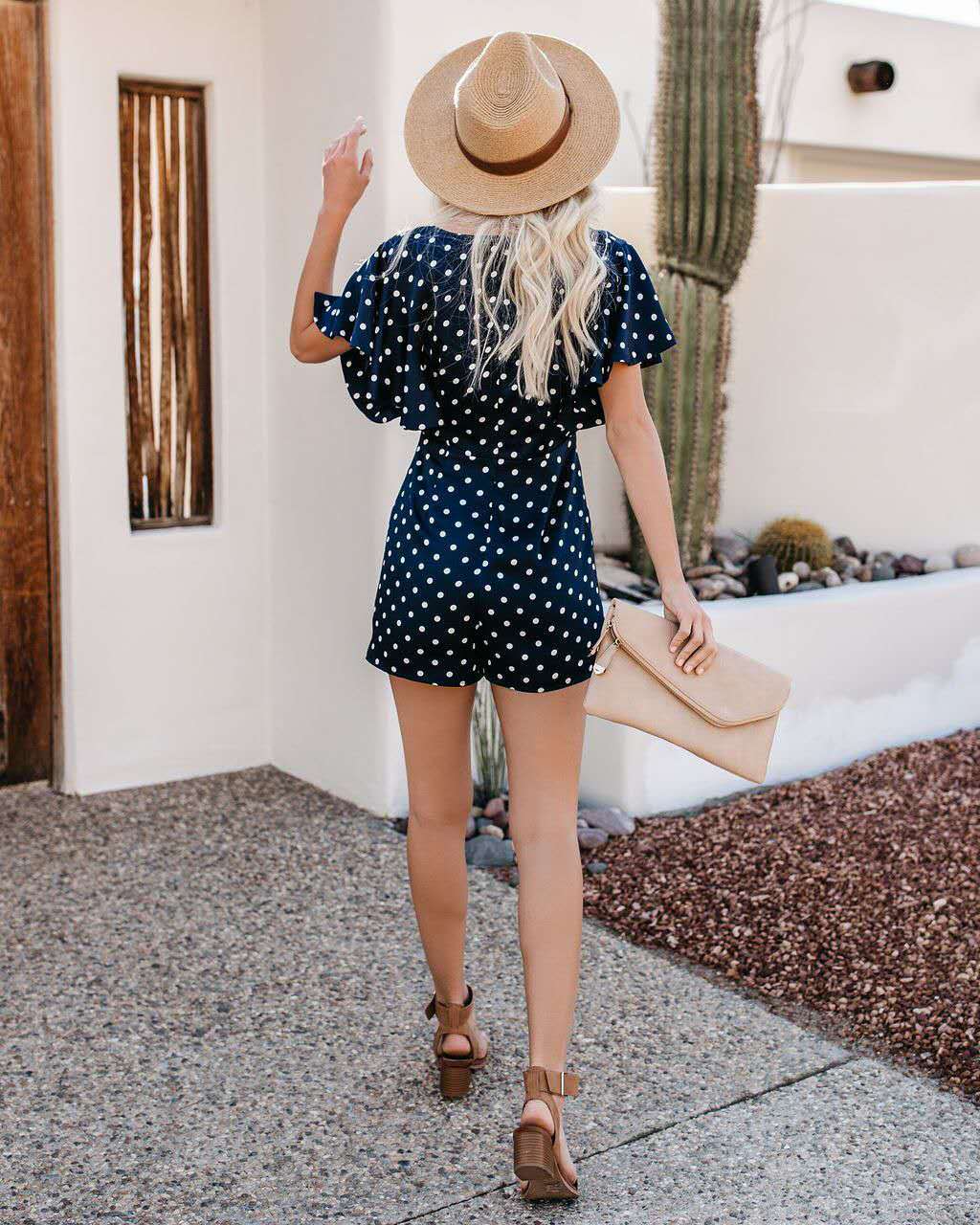 Damer jumpsuit med elegant V-hals och volangdetaljer Mirla-Eva Jonsson