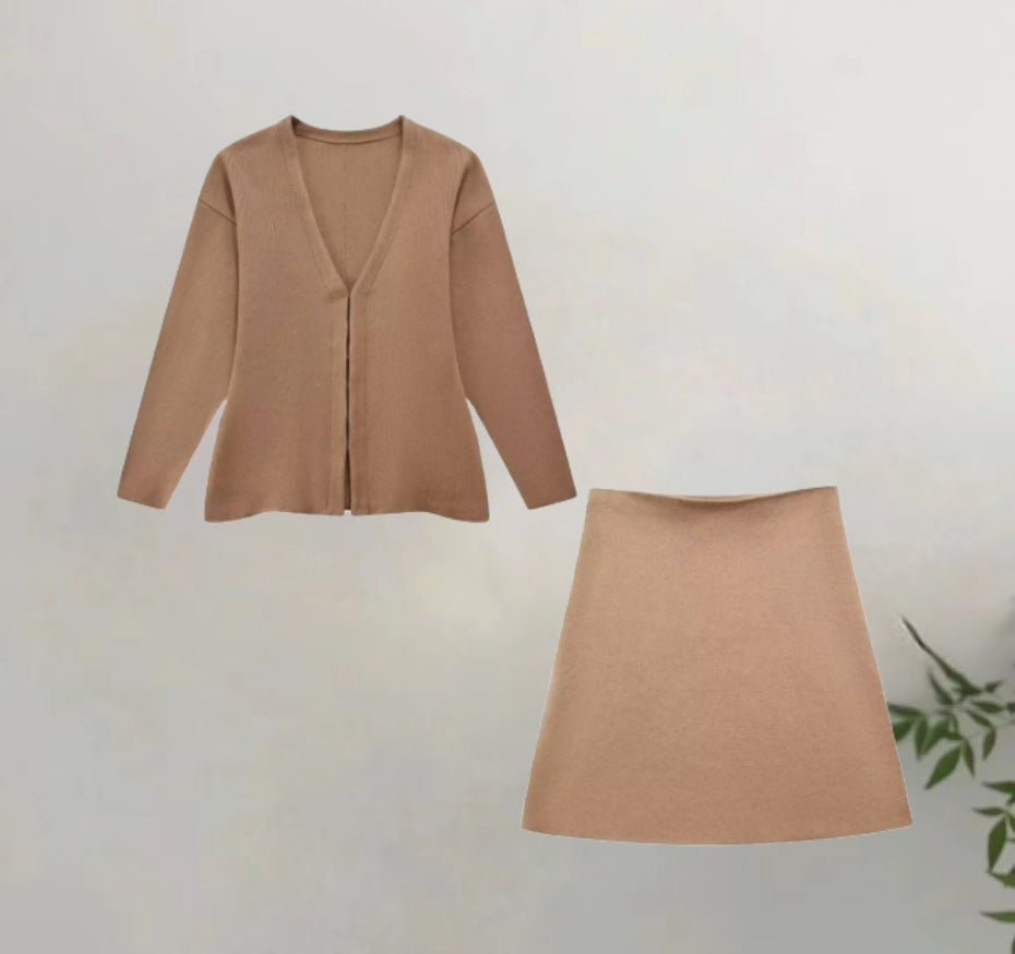 Damer kavaj och kjolset med elegant skärning och modernt design Mirla-Eva Jonsson