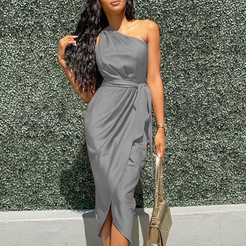 Damer klänning med asymmetrisk snitt och elegant detalj Mirla-Eva Jonsson