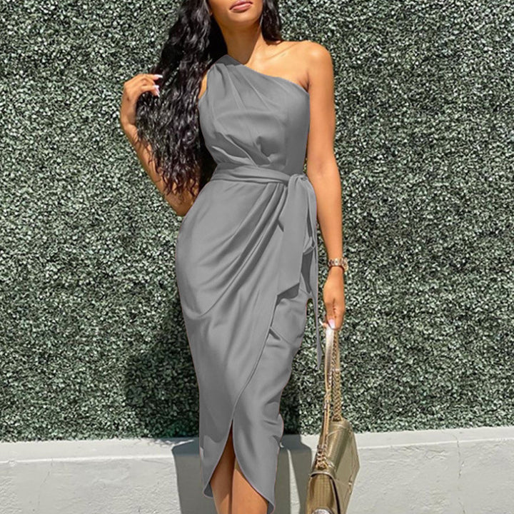 Damer klänning med asymmetrisk snitt och elegant detalj Mirla-Eva Jonsson