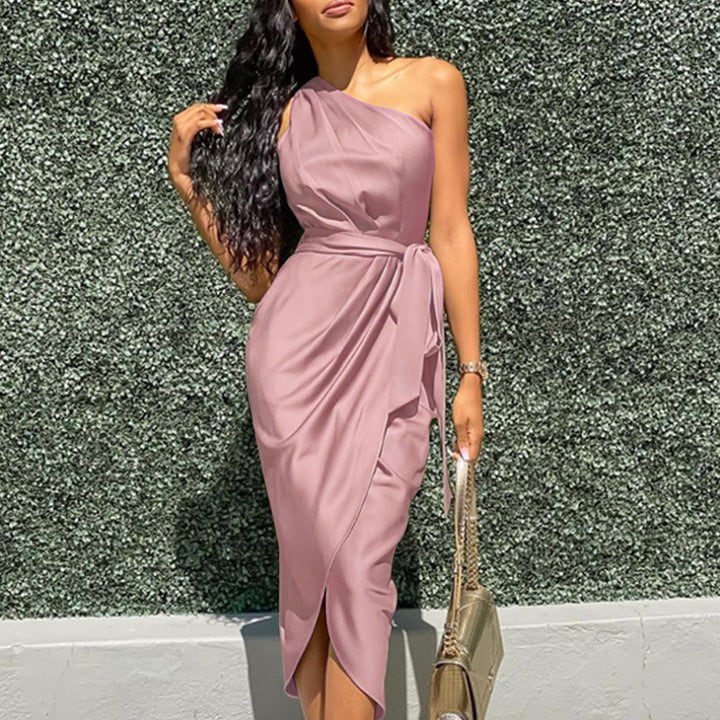 Damer klänning med asymmetrisk snitt och elegant detalj Mirla-Eva Jonsson