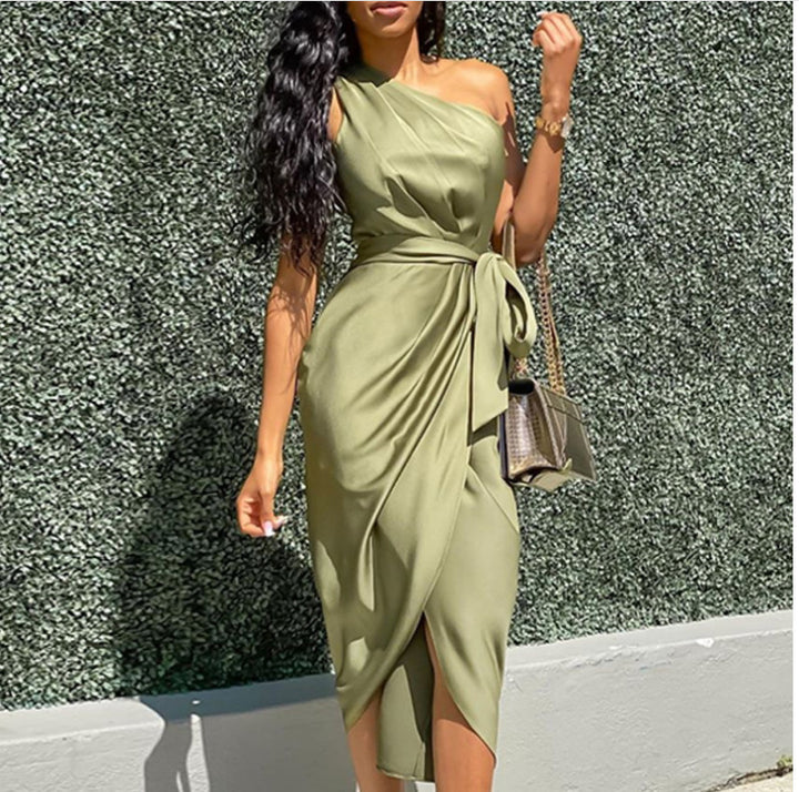 Damer klänning med asymmetrisk snitt och elegant detalj Mirla-Eva Jonsson