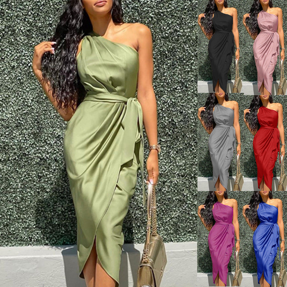 Damer klänning med asymmetrisk snitt och elegant detalj Mirla-Eva Jonsson