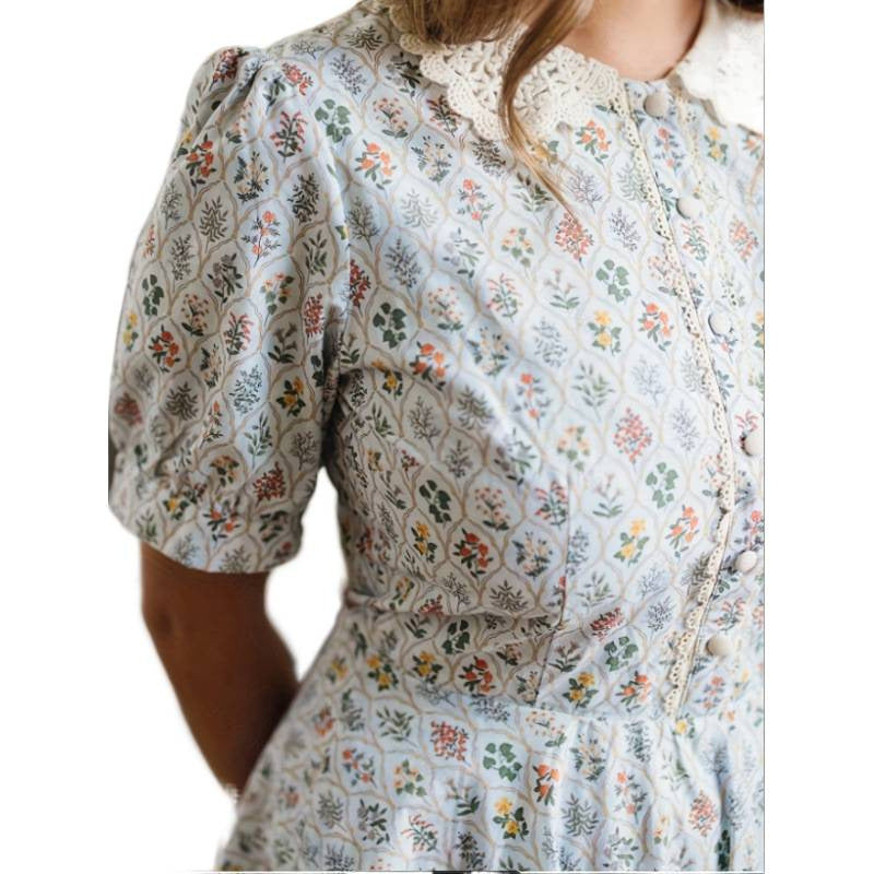 Damer klänning med romantisk blommönster och elegant krage Mirla-Eva Jonsson