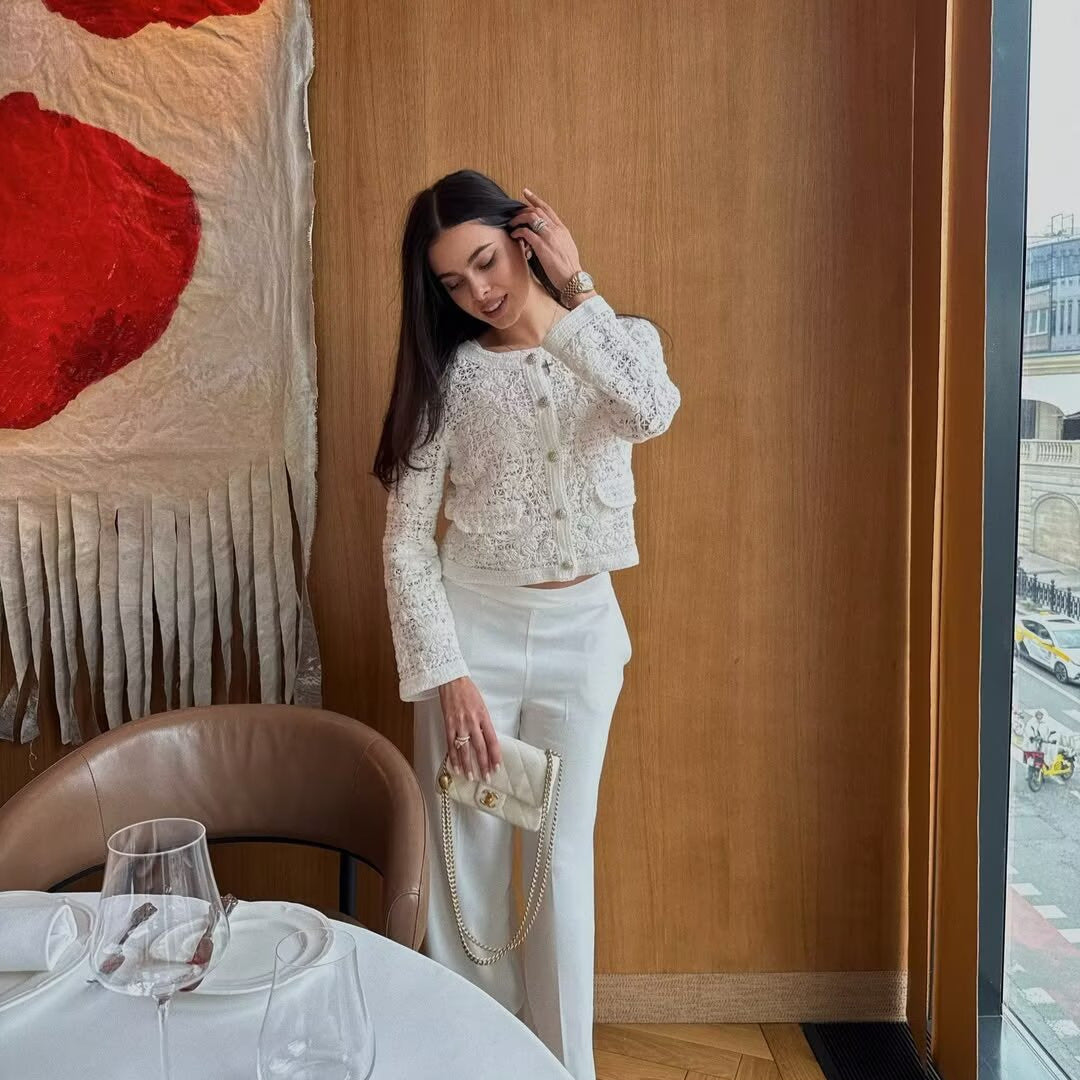 Damer kofta med eleganta knapppdetaljer och fint virkade mönster Mirla-Eva Jonsson