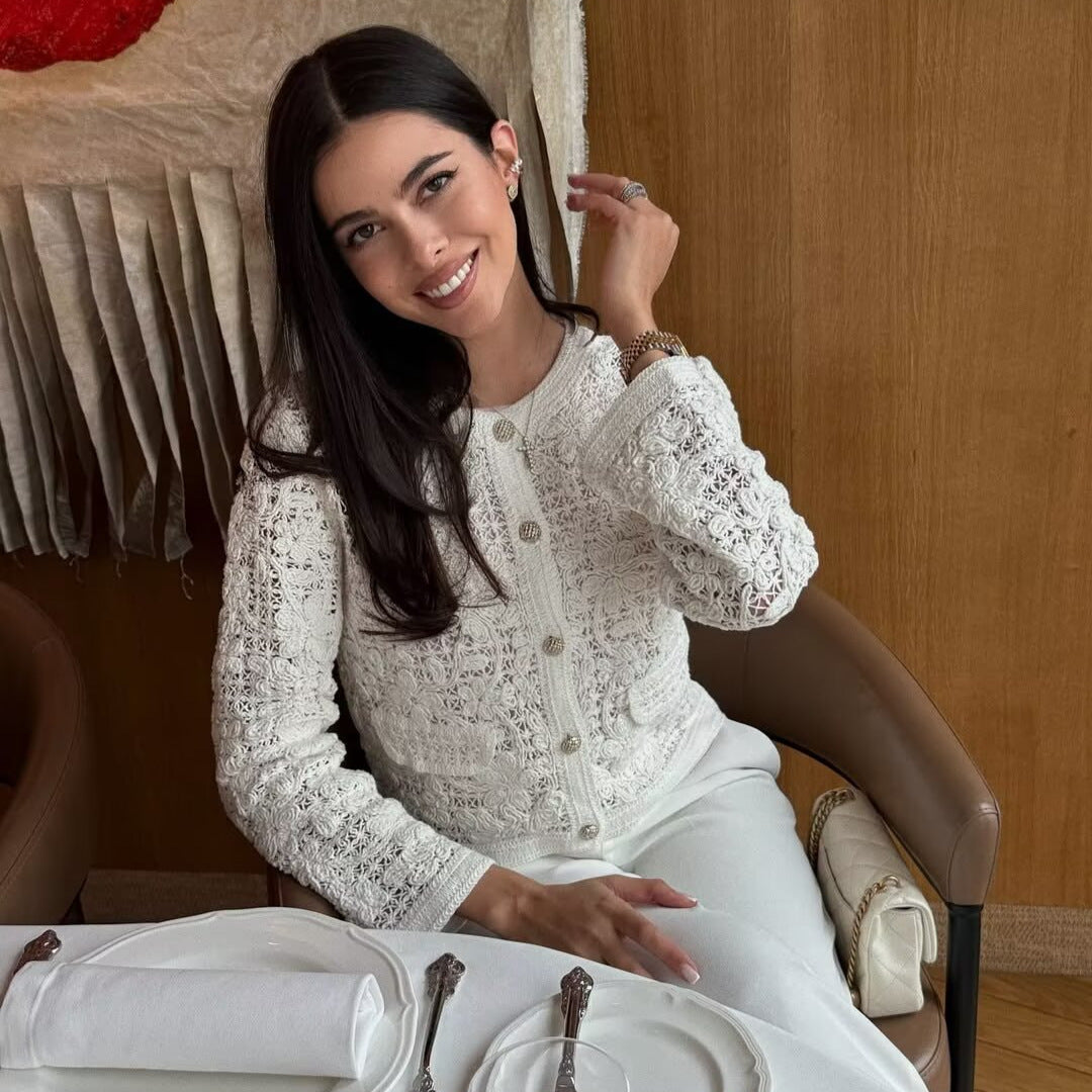 Damer kofta med eleganta knapppdetaljer och fint virkade mönster Mirla-Eva Jonsson