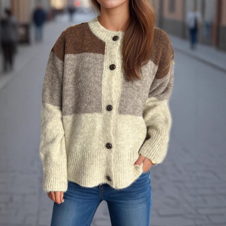 Damer kofta med knapplös design och moderna färgklipp Mirla-Eva Jonsson