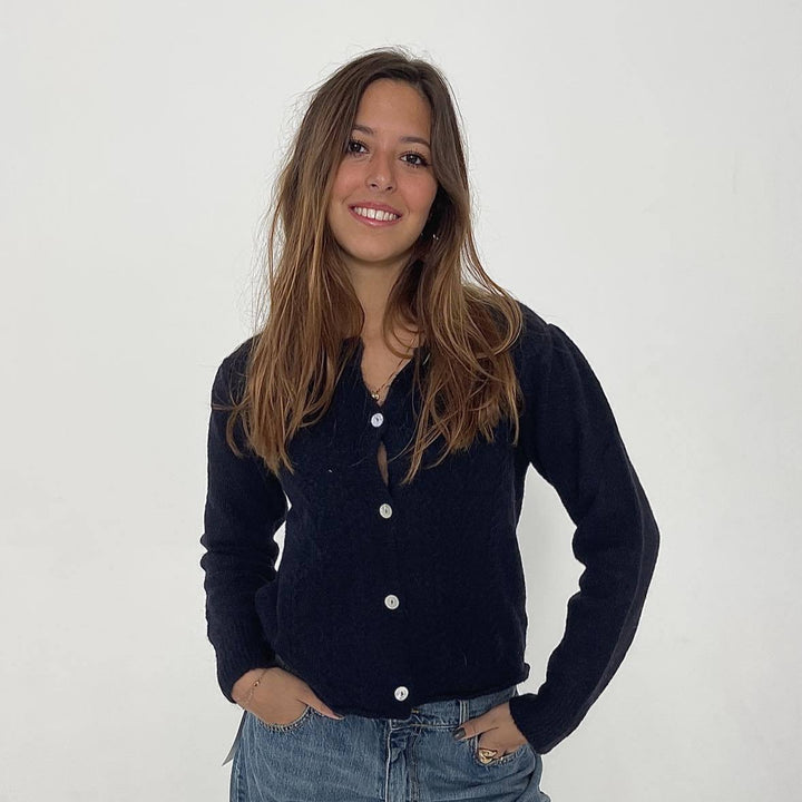 Damer kofta med knapppdetail och fin struktur Mirla-Eva Jonsson