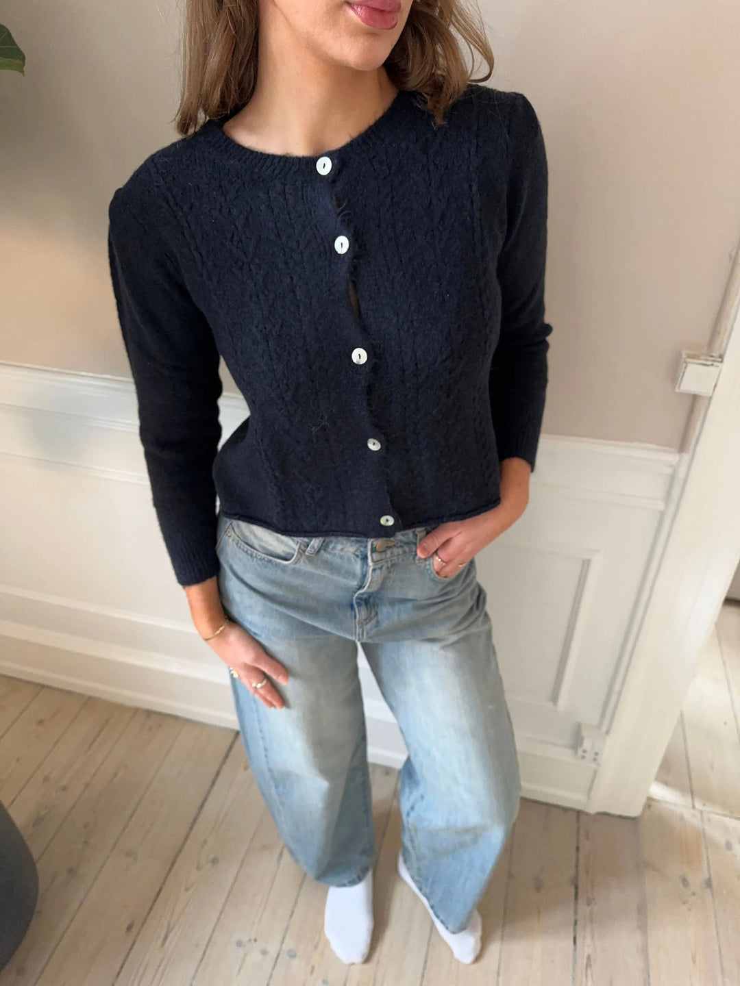 Damer kofta med knapppdetail och fin struktur Mirla-Eva Jonsson