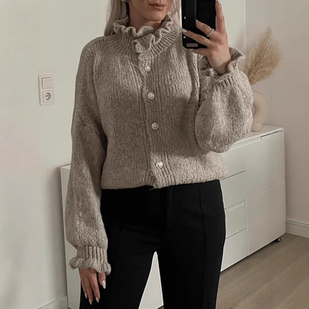 Damer kofta med moderiktig krage och knappdetaljer Mirla-Eva Jonsson