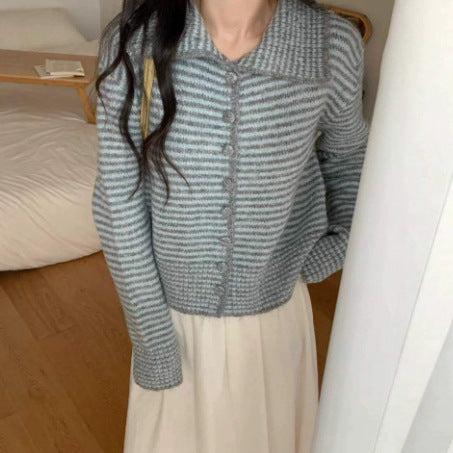 Damer kofta med randigt mönster och elegant krage Mirla-Eva Jonsson
