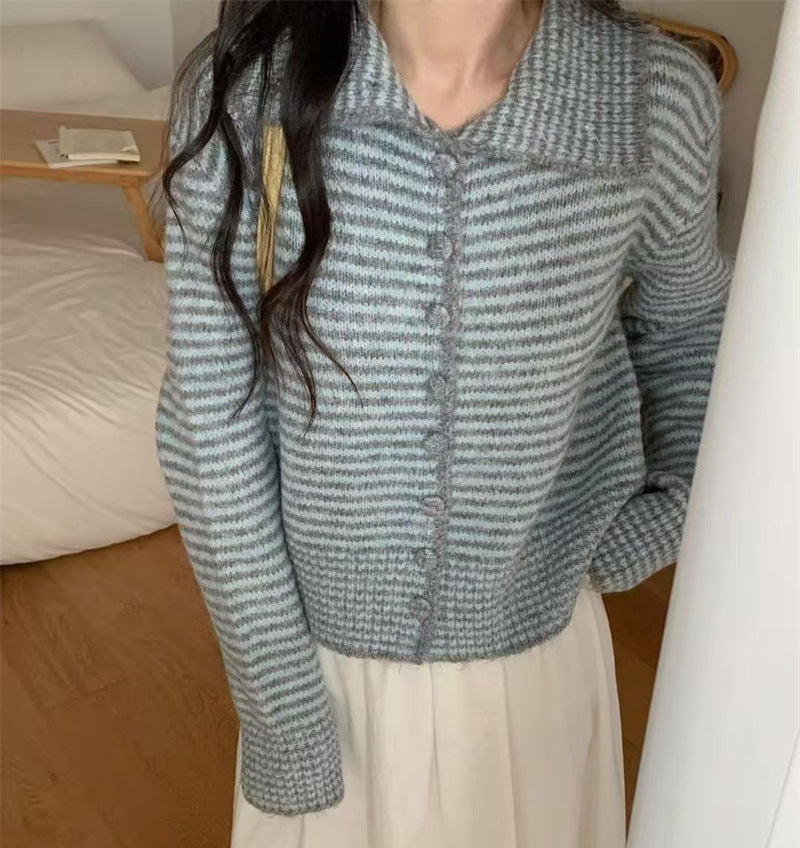 Damer kofta med randigt mönster och elegant krage Mirla-Eva Jonsson
